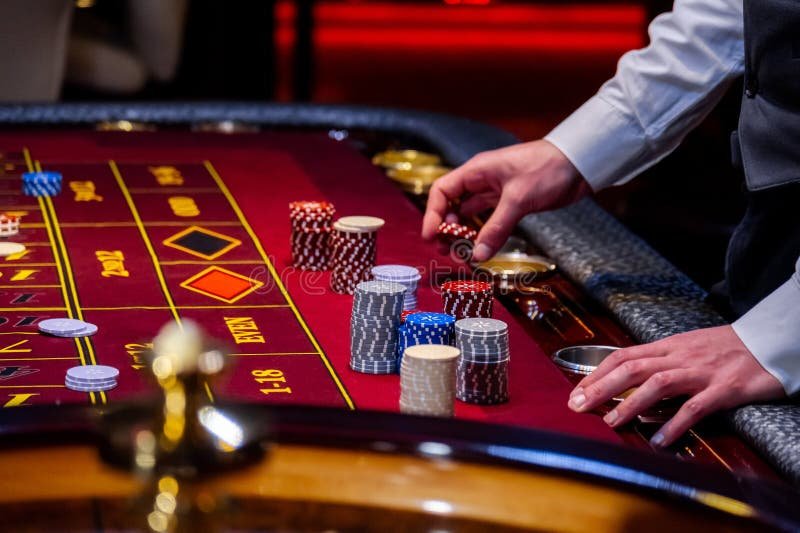 Live Baccarat ဂိမ်းစားပွဲ ဖဲဖြန့်နေသော Dealer Myanmar Online Casino မြင်ကွင်း