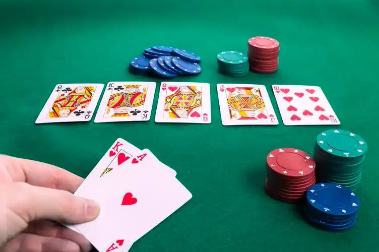 Myanmar ကစားသူ Smartphone ဖြင့် Mobile Slot ဂိမ်း Jackpot ဆုရနေသောမြင်ကွင်း
