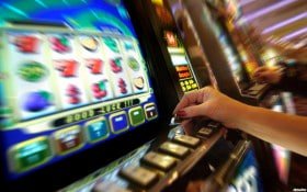 Myanmar Online Card Games Baccarat Poker Blackjack Dragon Tiger ကတ်ဂိမ်းများ ကစားနေသောမြင်ကွင်း