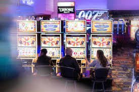 မြန်မာ Digital Payment KBZPay Wave Money ဖြင့် Online Casino ငွေသွင်းနေသောမြင်ကွင်း