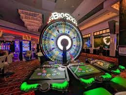 Texas Holdem Poker Online Myanmar ကစားသူ Strategy Hand Rankings ဖြင့် Table ကစားနေသောမြင်ကွင်း